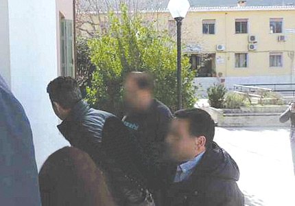Ο 52χρονος πατέρας κατά την προσαγωγή του στον εισαγγελέα Λασιθίου
