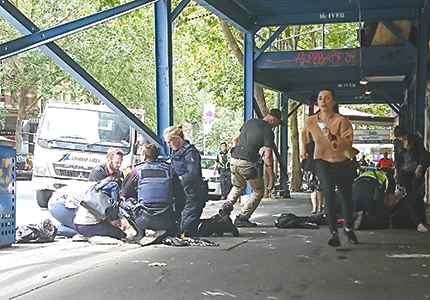 Ο οδηγός όπως όλα δείχνουν έριξε το αυτοκίνητό του από πρόθεση πάνω στους πεζούς