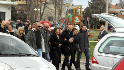 Ο Υπάτιος Πατμάνογλου ακολουθεί τα φέρετρα υποβασταζόμενος