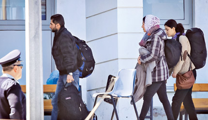 Στο Αστυνομικό Μέγαρο Ηρακλείου μεταφέρθκαν χθες οι μετανάστες, που εντοπίστηκαν σε σπηλιές και αποθήκες καθώς και οι διακινητές, μέλη του κυκλώματος που δρούσε στην Κρήτη