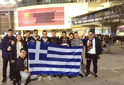   Οι μαθητές-μαθήτριες του Παγκρήτιου Εκπαιδευτηρίου με τον συνοδό καθηγητή τους κ. Τιτομιχελάκη έξω και μέσα στο Καμπ Νου κρατώντας την Ελληνική σημαία