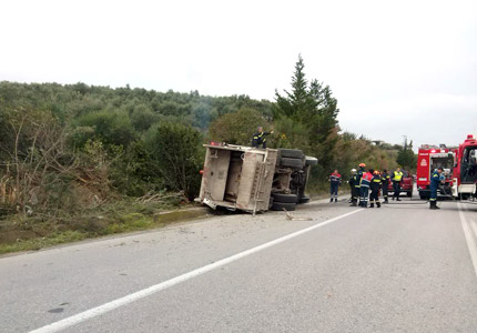 Οι διασώστες απεγκλώβισαν νεκρό τον οδηγό του απορριμματοφόρου