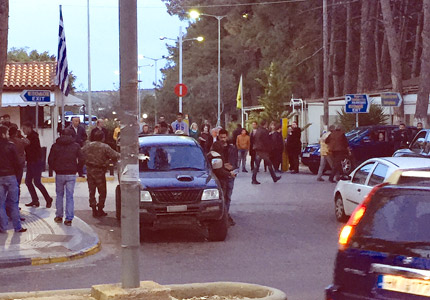 Πολύς κόσμος έξω από το Βενιζέλειο χθες το βράδυ