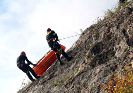 Οι άνδρες της ΕΜΑΚ ανέσυραν νεκρή την 42χρονη από τη χαράδρα