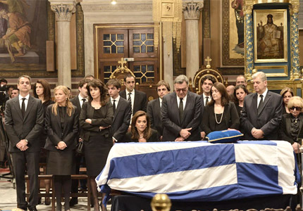 Τα παιδιά του Κωνσταντίνου Μητσοτάκη σιωπηλά μπροστά στη σορό του