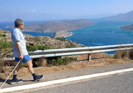 Με αθλητικά παπούτσια και σορτς έκανε τη βόλτα του στην Ελούντα ο 62χρονος πρίγκιπας