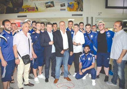 Ο Ότο Ρεχάγκελ με τον Γιάννη Τοπαλίδη, τον Θοδωρή Ζαγοράκη, τους παράγοντες της ΕΠΣΗ και την ομάδα ομογενών από τη Γερμανία