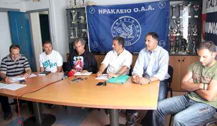  Από αριστερά: οι κ.κ. Δραμητινός, Μακράκης, Δελάκης, Καλατζής, Σπυριδάκης και Στεφανάκης στη χθεσινή συνέντευξη Τύπου